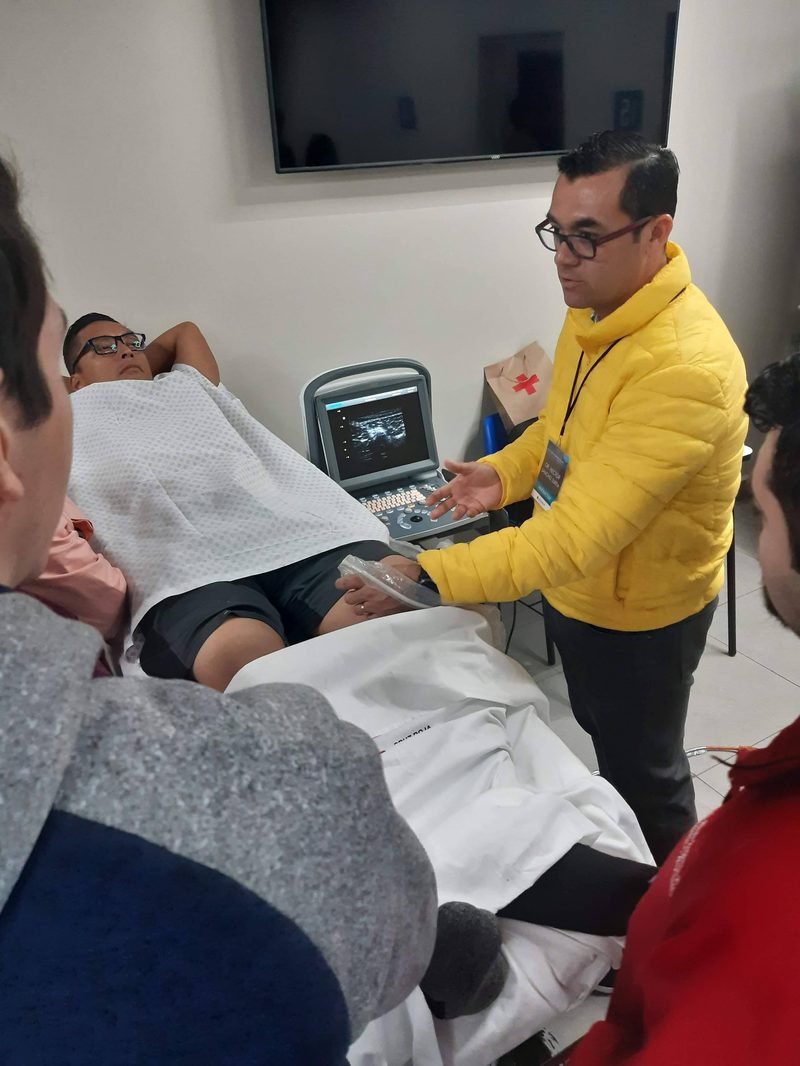 Dr. Zurita en taller de anestesia regional