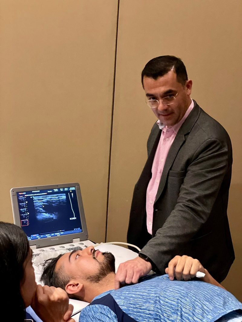 Dr. Zurita realizando bloqueo guiado por ultrasonido